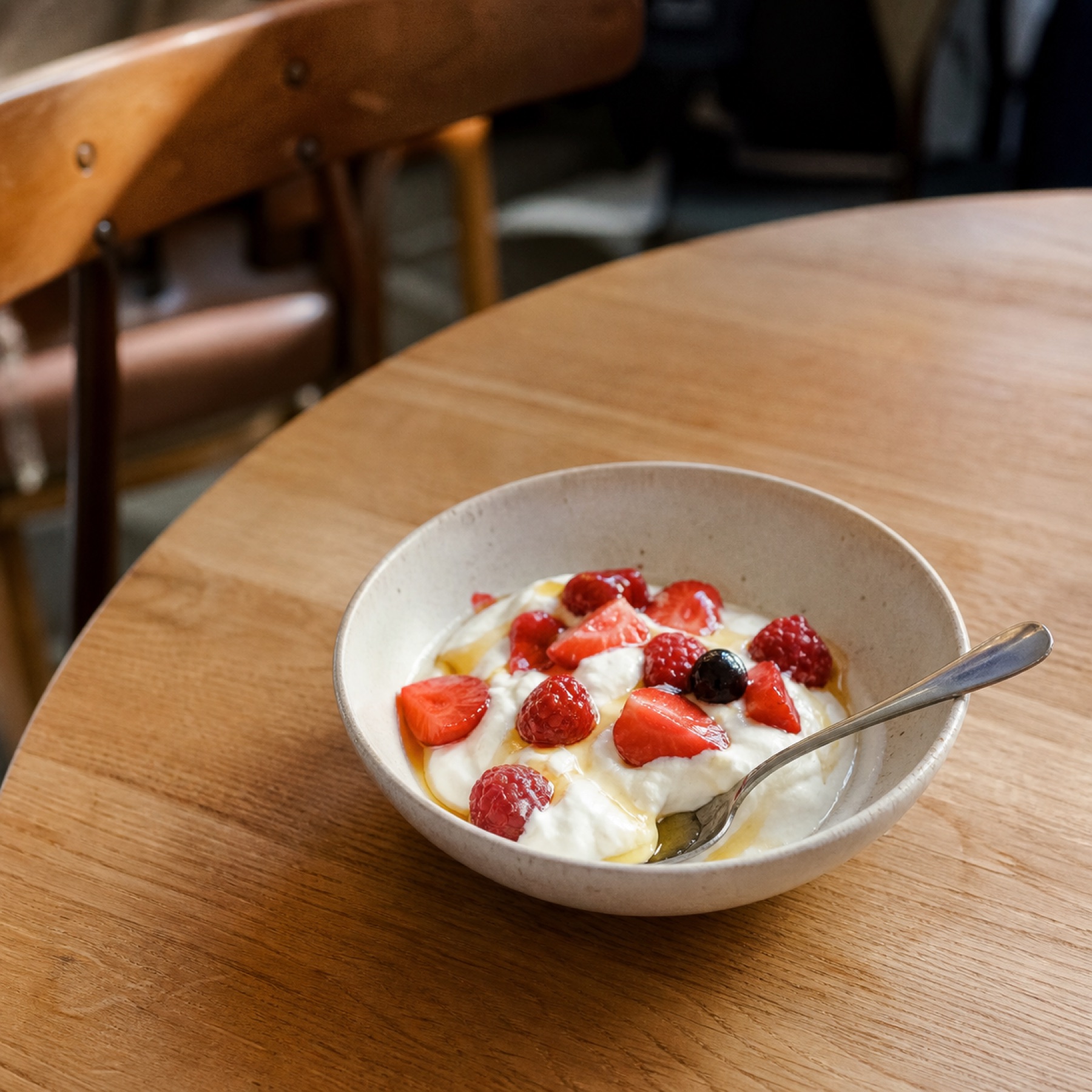 Fromage blanc fermier, miel, fruits rouges